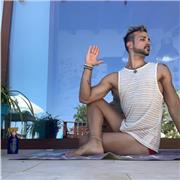 Bonjour :) je suis Alex, je suis  diplôme professeur de Yoga Vinyansa 220h récemment en juin 2024 et j'aimerais donner des cours d